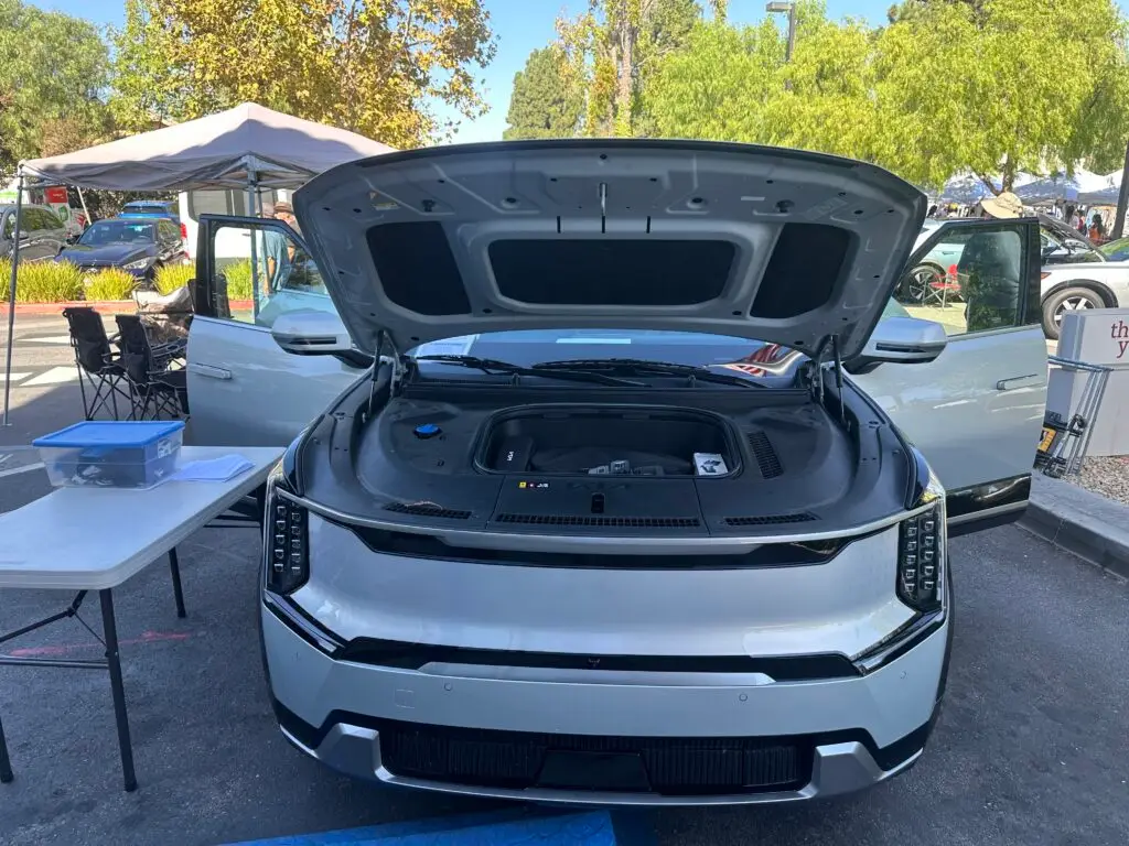 Hyundai Ioniq 9 hood open